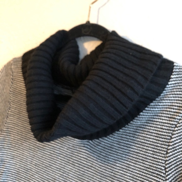 Express Black and white striped sweater - Picture 2 of 4